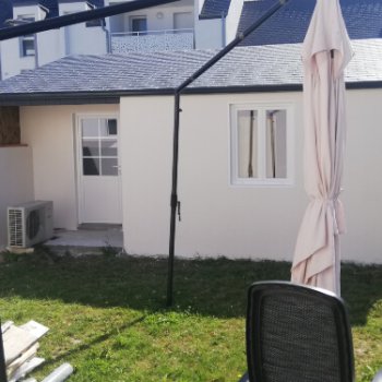 Annexe de jardin en béton enduit 1 pente avec auvent